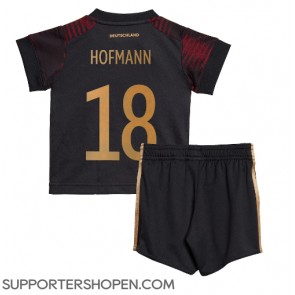 Tyskland Jonas Hofmann #18 Bortatröja Barn VM 2022 Kortärmad (+ korta byxor)